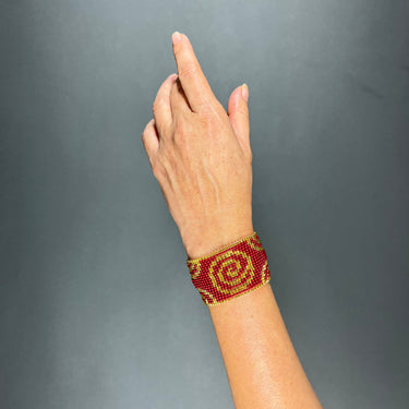 Brazalete Telar Dorado Grueso Espirales Rojo